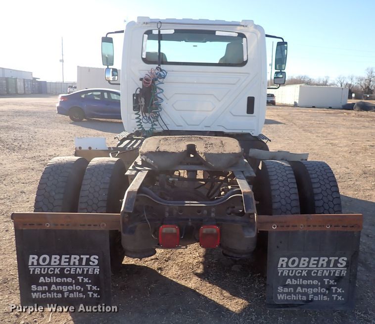 image for item DN2487 2002 International 4400  semi truck