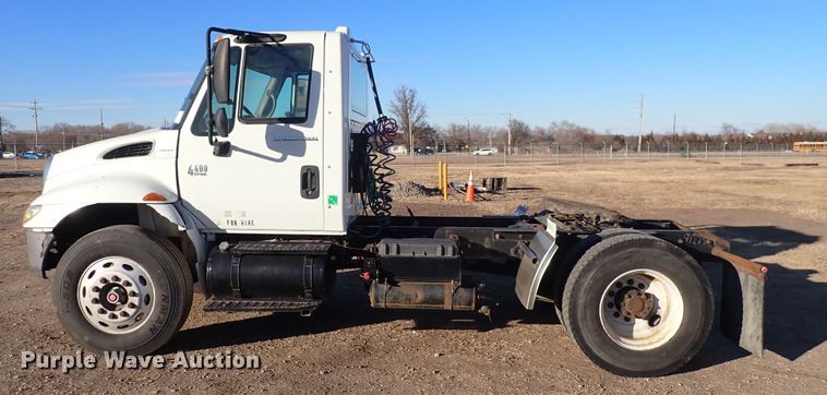 image for item DN2487 2002 International 4400  semi truck