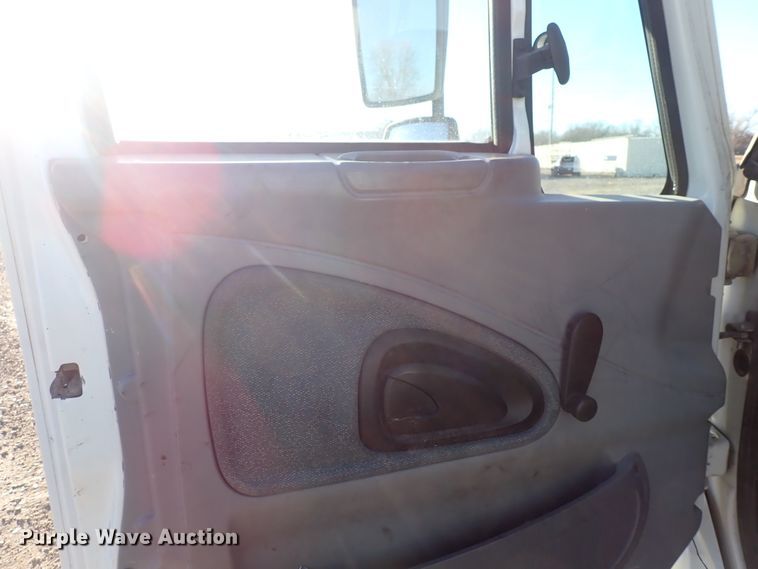 image for item DN2487 2002 International 4400  semi truck