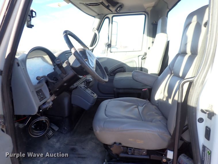 image for item DN2487 2002 International 4400  semi truck