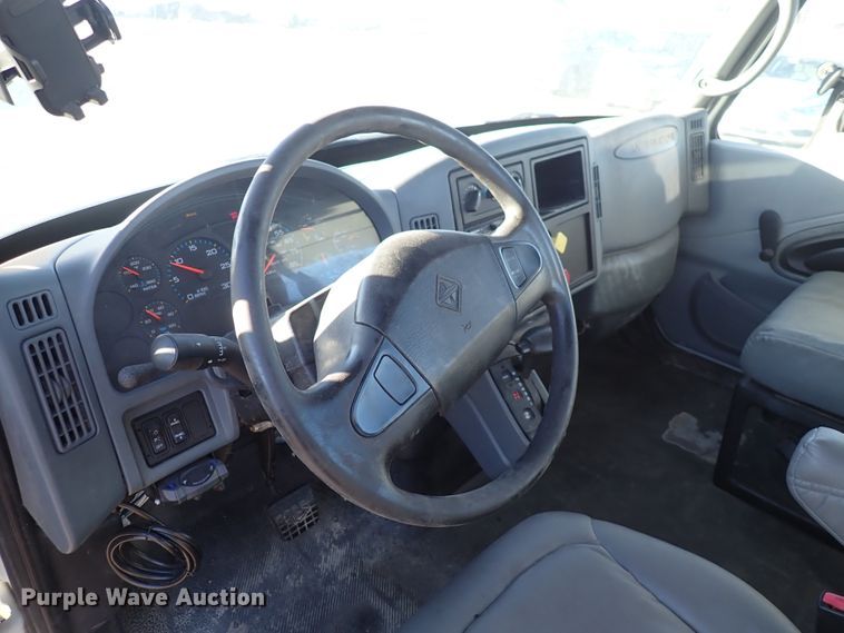 image for item DN2487 2002 International 4400  semi truck