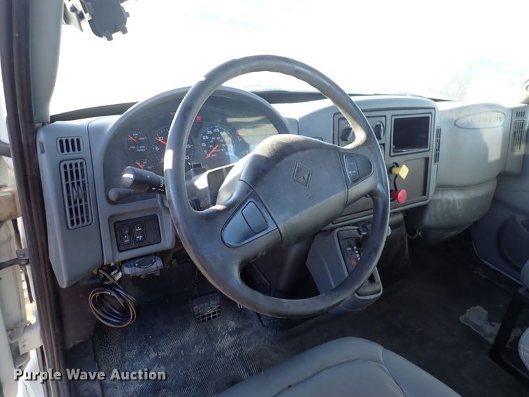 image for item DN2487 2002 International 4400  semi truck