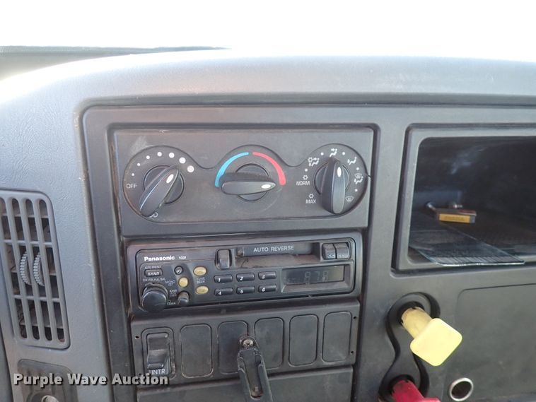 image for item DN2487 2002 International 4400  semi truck