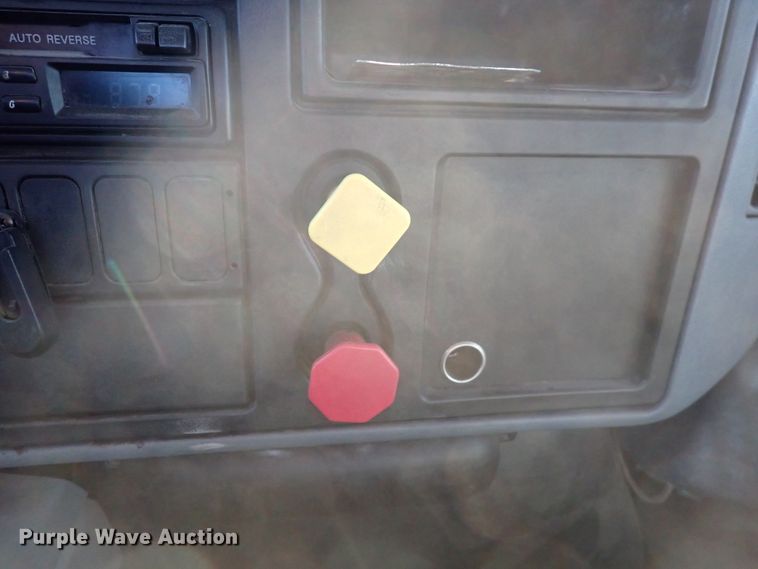 image for item DN2487 2002 International 4400  semi truck