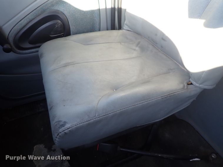 image for item DN2487 2002 International 4400  semi truck