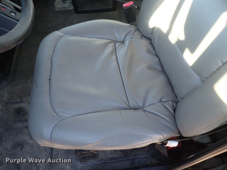 image for item DN2487 2002 International 4400  semi truck