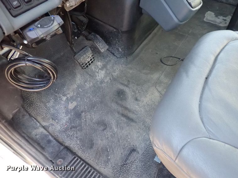 image for item DN2487 2002 International 4400  semi truck