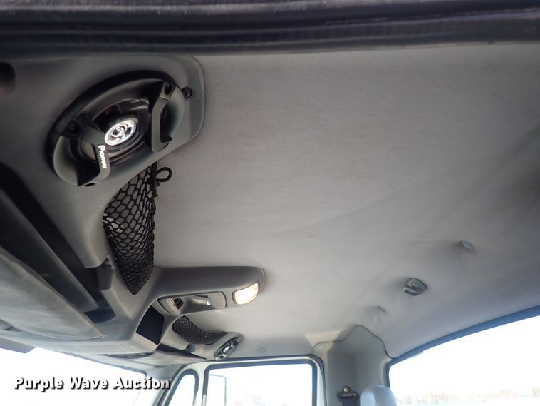 image for item DN2487 2002 International 4400  semi truck