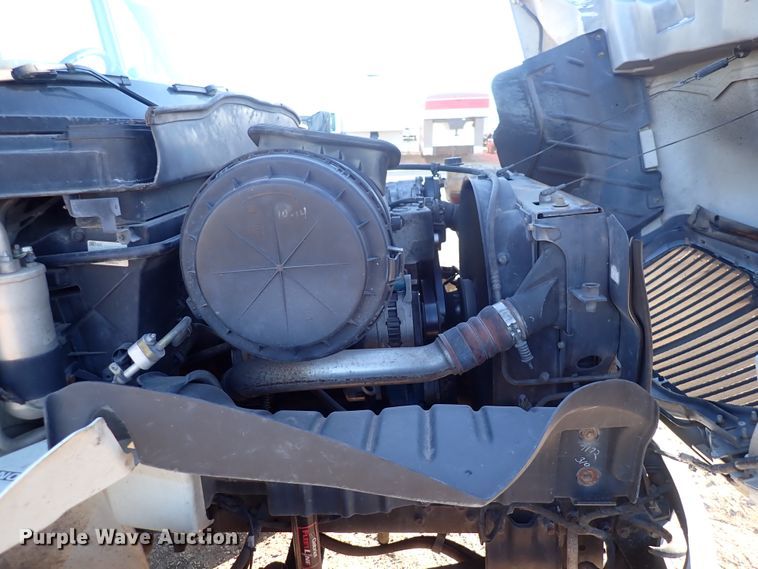 image for item DN2487 2002 International 4400  semi truck