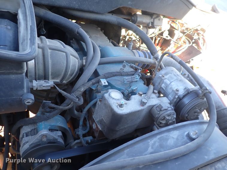 image for item DN2487 2002 International 4400  semi truck