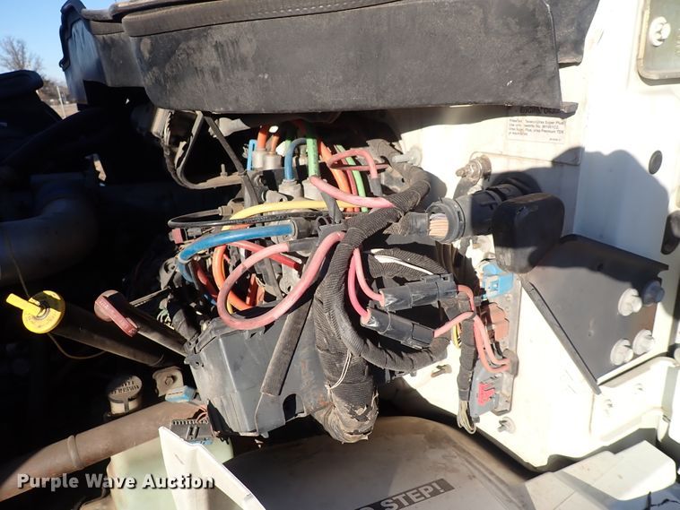 image for item DN2487 2002 International 4400  semi truck