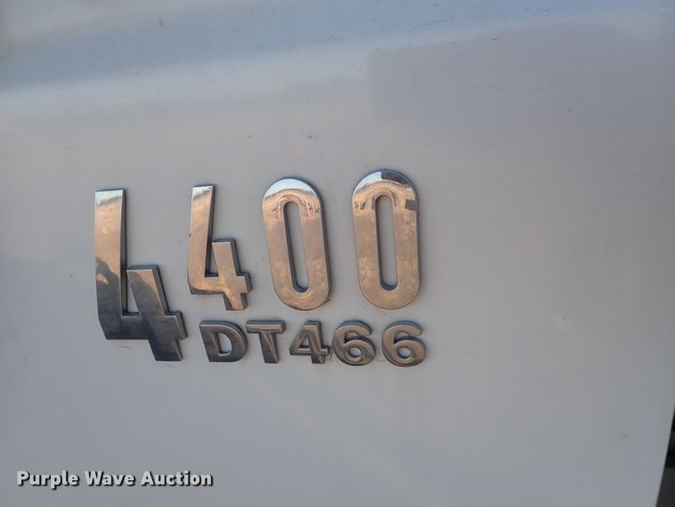 image for item DN2487 2002 International 4400  semi truck