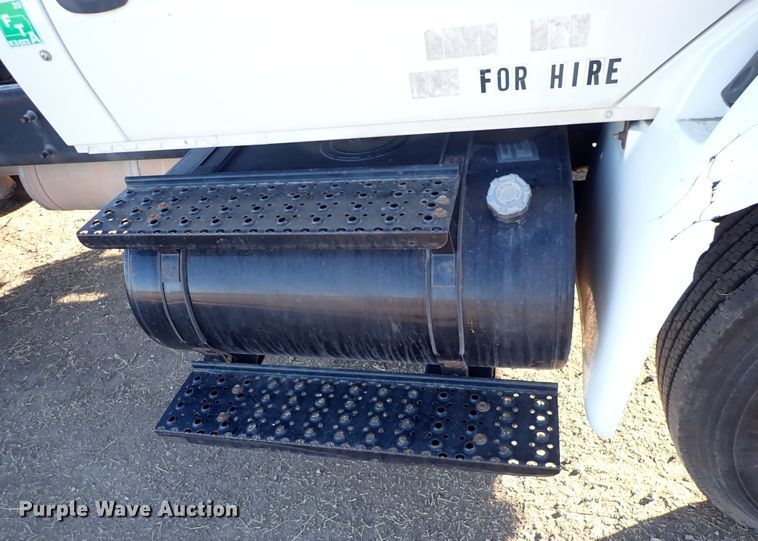 image for item DN2487 2002 International 4400  semi truck