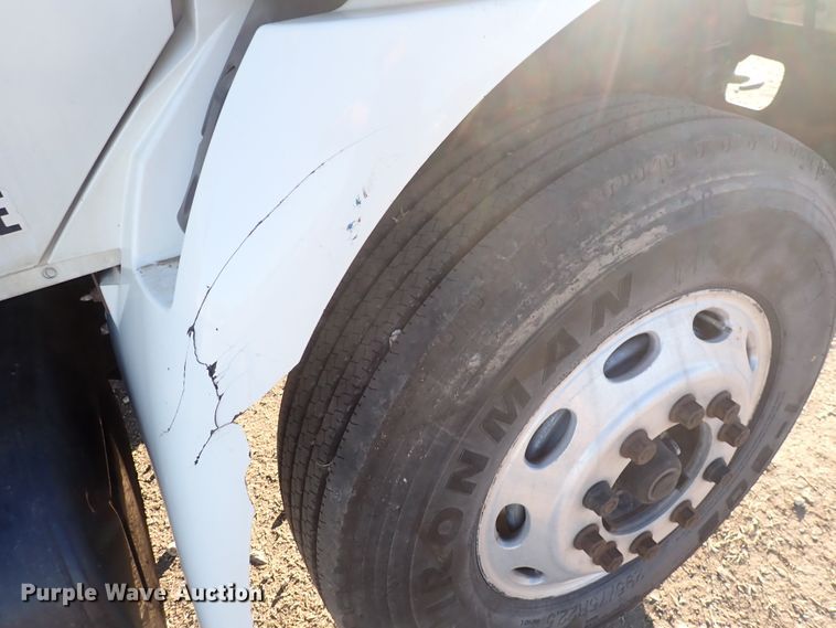 image for item DN2487 2002 International 4400  semi truck