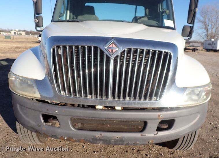 image for item DN2487 2002 International 4400  semi truck