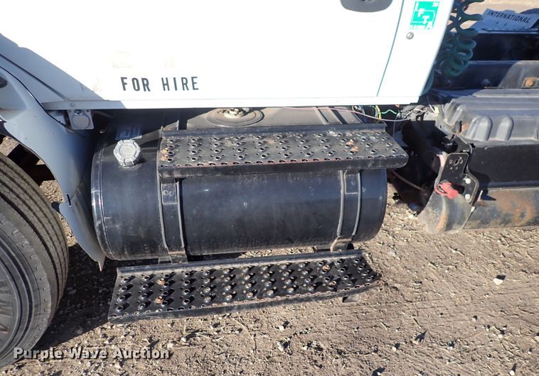 image for item DN2487 2002 International 4400  semi truck