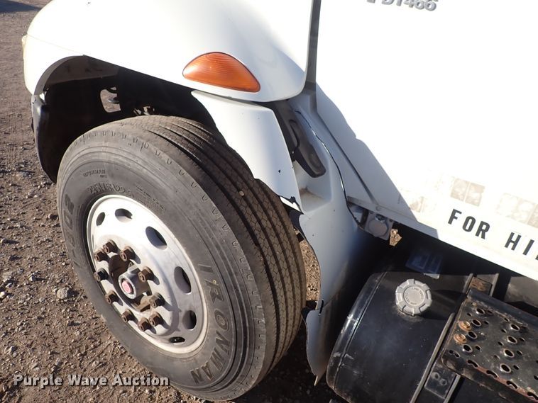 image for item DN2487 2002 International 4400  semi truck