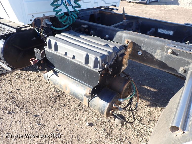 image for item DN2487 2002 International 4400  semi truck