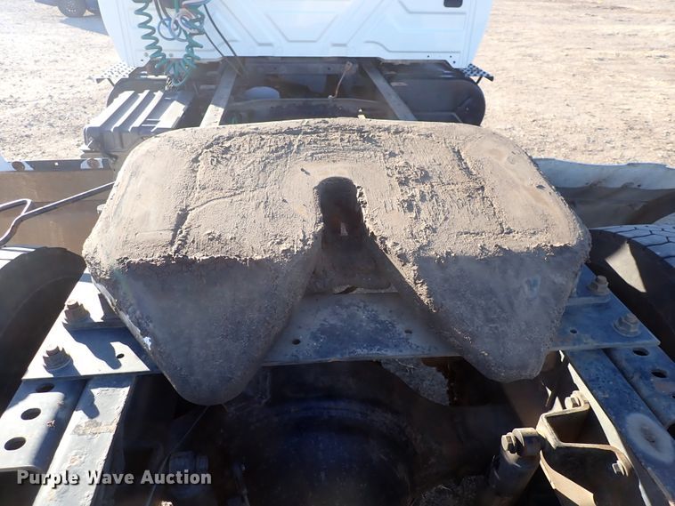 image for item DN2487 2002 International 4400  semi truck