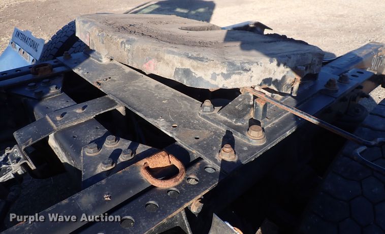 image for item DN2487 2002 International 4400  semi truck