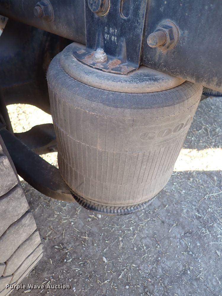 image for item DN2487 2002 International 4400  semi truck