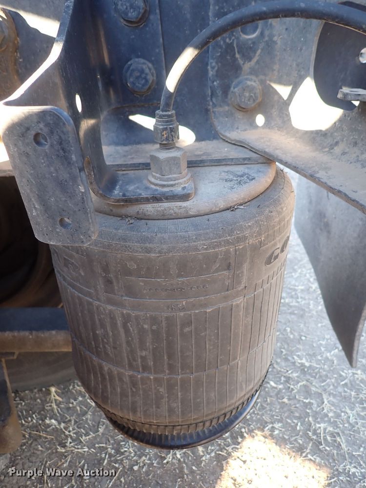 image for item DN2487 2002 International 4400  semi truck