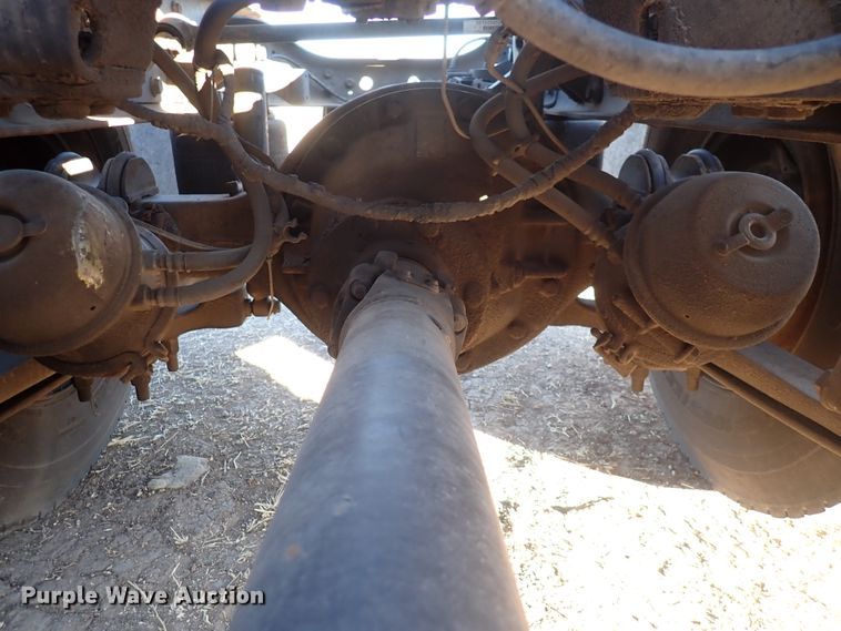 image for item DN2487 2002 International 4400  semi truck