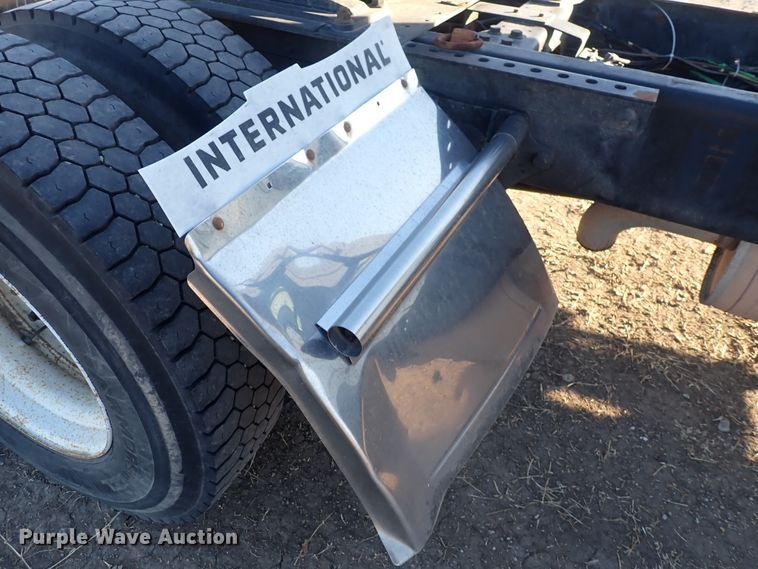 image for item DN2487 2002 International 4400  semi truck