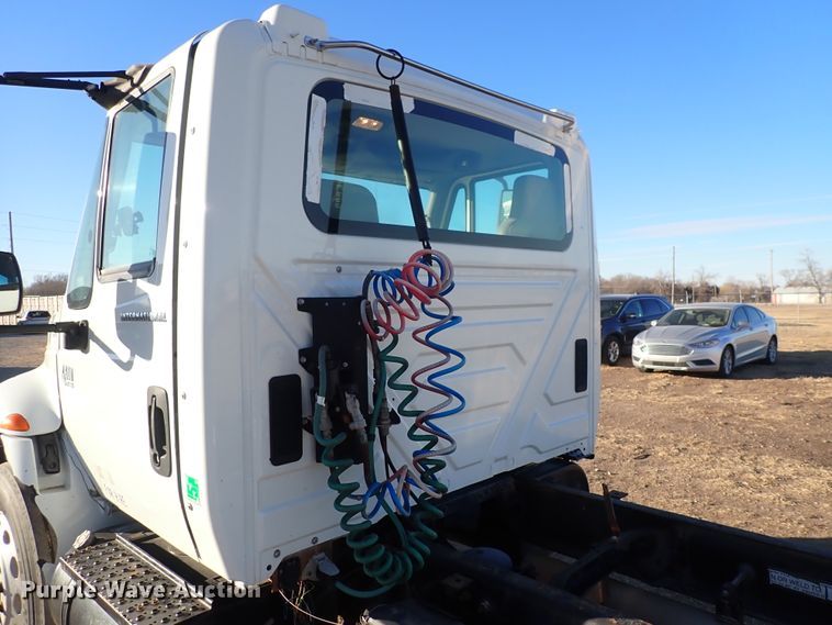 image for item DN2487 2002 International 4400  semi truck