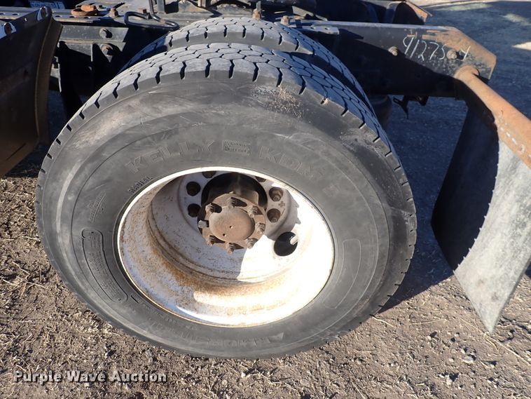 image for item DN2487 2002 International 4400  semi truck