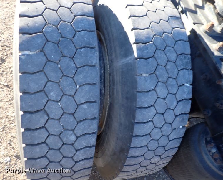 image for item DN2487 2002 International 4400  semi truck