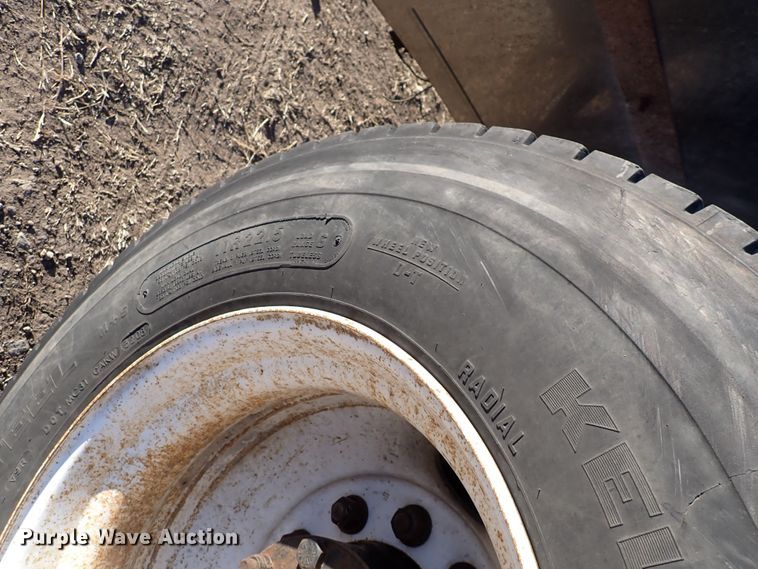 image for item DN2487 2002 International 4400  semi truck