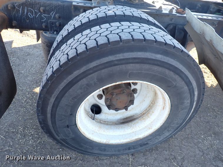 image for item DN2487 2002 International 4400  semi truck