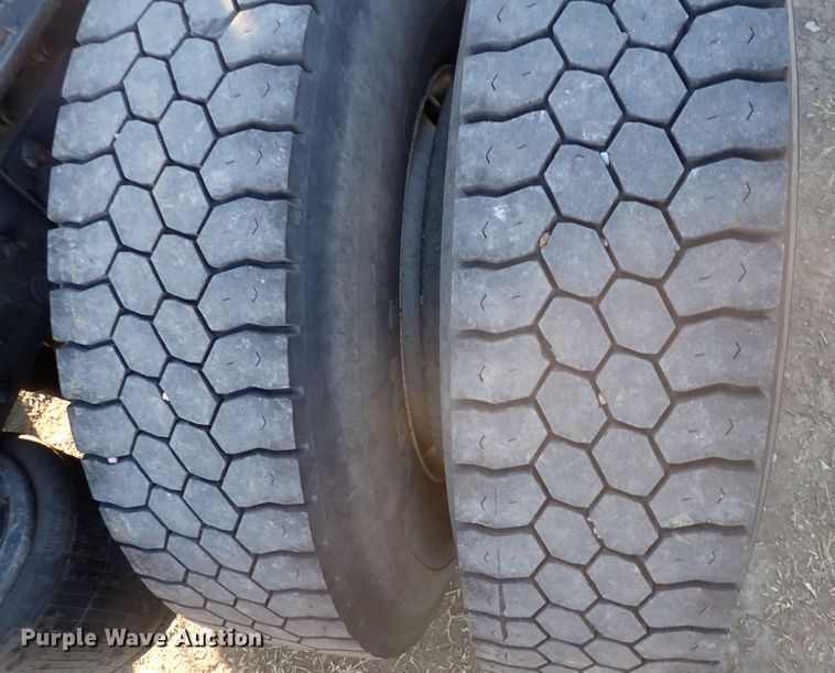 image for item DN2487 2002 International 4400  semi truck