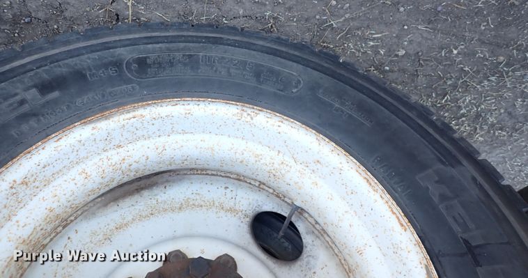 image for item DN2487 2002 International 4400  semi truck