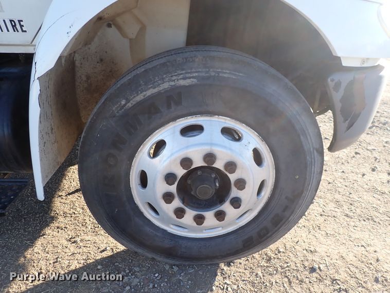 image for item DN2487 2002 International 4400  semi truck