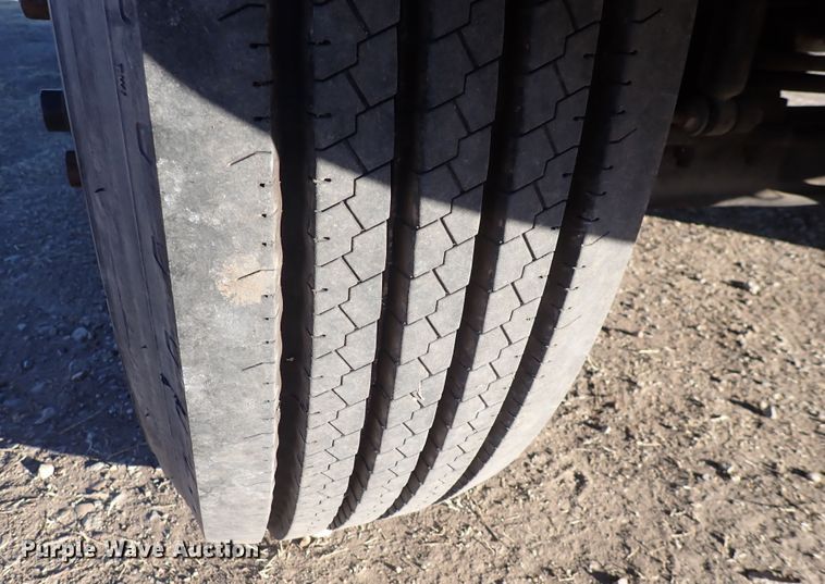 image for item DN2487 2002 International 4400  semi truck