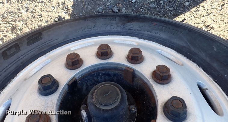 image for item DN2487 2002 International 4400  semi truck