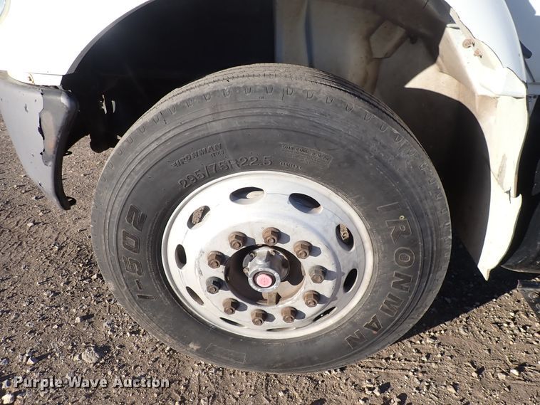 image for item DN2487 2002 International 4400  semi truck