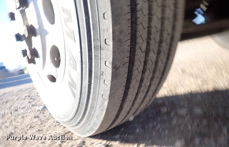 image for item DN2487 2002 International 4400  semi truck