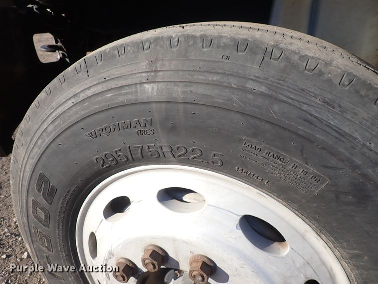 image for item DN2487 2002 International 4400  semi truck