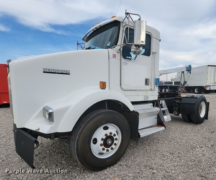 image for item HF9263 2001 Kenworth T800  semi truck