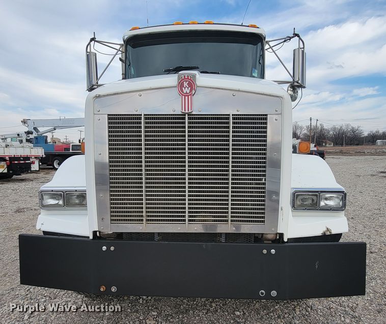 image for item HF9263 2001 Kenworth T800  semi truck