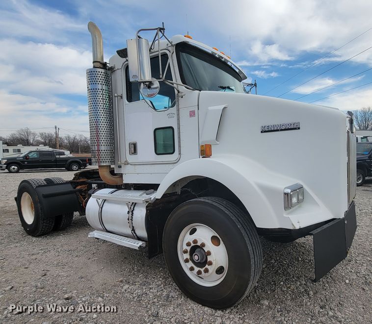 image for item HF9263 2001 Kenworth T800  semi truck