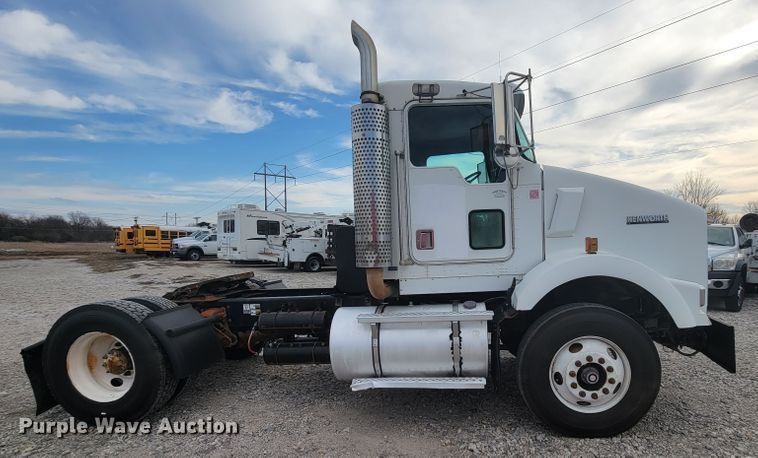 image for item HF9263 2001 Kenworth T800  semi truck