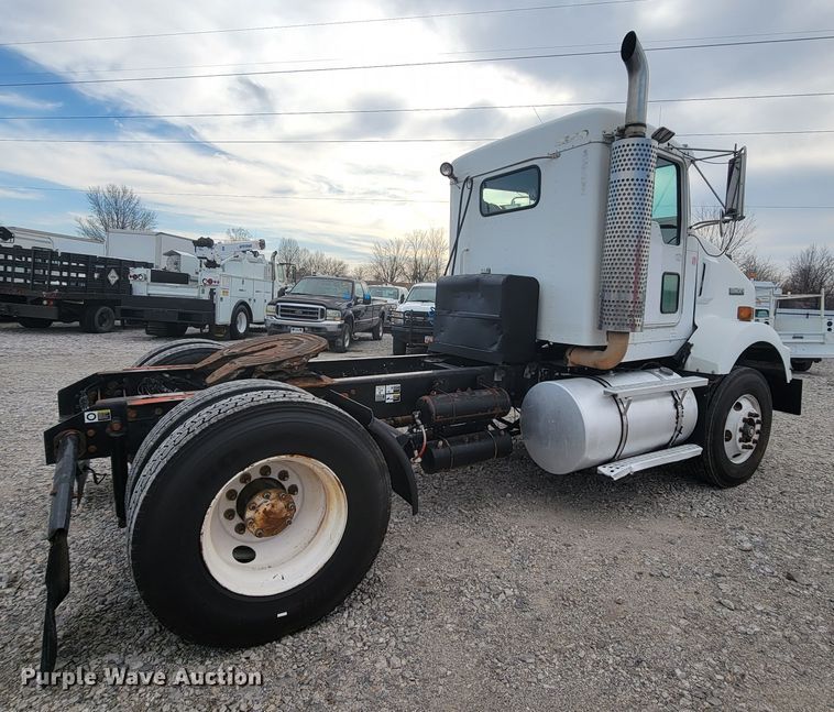 image for item HF9263 2001 Kenworth T800  semi truck