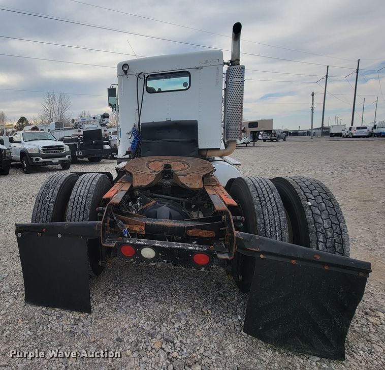 image for item HF9263 2001 Kenworth T800  semi truck