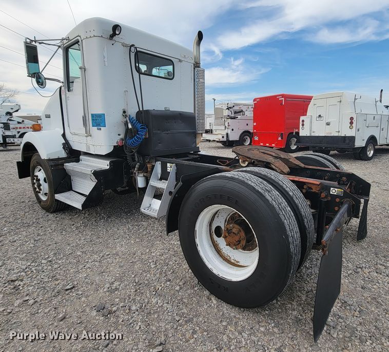 image for item HF9263 2001 Kenworth T800  semi truck