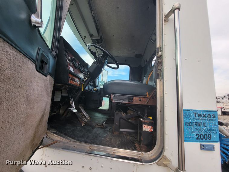 image for item HF9263 2001 Kenworth T800  semi truck