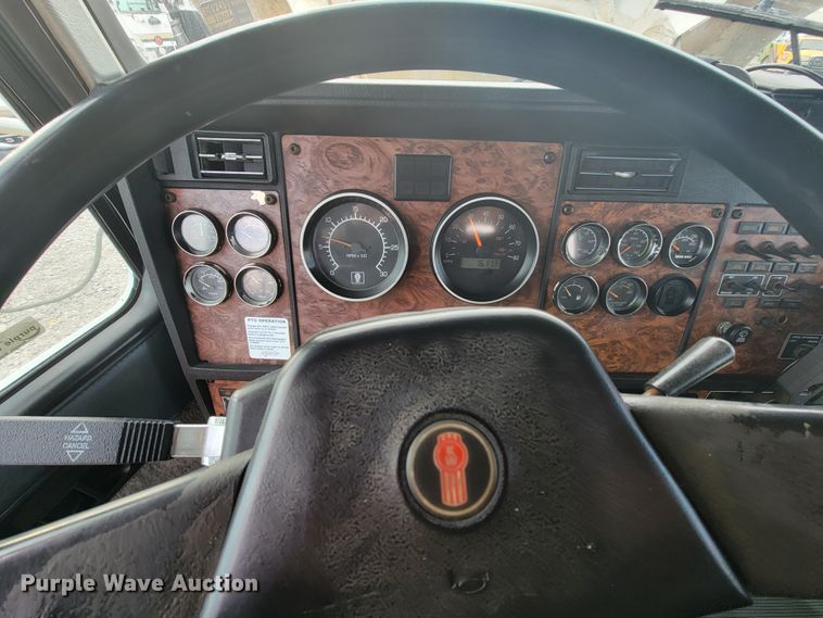 image for item HF9263 2001 Kenworth T800  semi truck